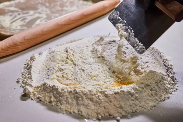 Käsityöläispaistaminen Fort Wayne Keittiössä Syömällä Intiimi Pastan Valmistelu Jauholla Munalla tekijänoikeusvapaita kuvapankkikuvia