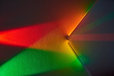 Renkli ışıkların canlı oyunu, Fort Wayne, Indiana 'nın yaratıcılığını ve yeniliğini somutlaştıran dokulu yüzeyde soyut bir karışım yaratır..