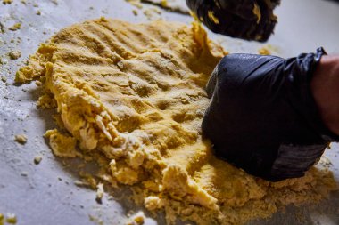 Fort Wayne, Indiana 'da profesyonel bir mutfakta makarnanın hazırlanması. Yetenekli elleriyle hamur yoğuruyor.