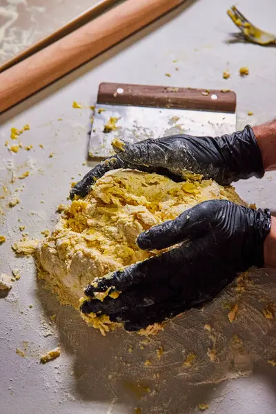 Specjalistyczne Dłonie Ugniatające Świeże Domowe Ciasto Makaronowe Profesjonalnej Kuchni Fort Obrazek Stockowy