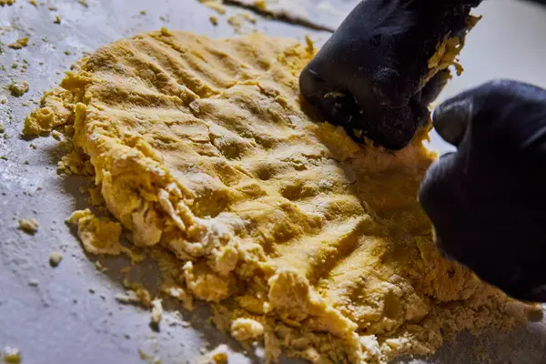 Artisanal Pasta Making Indianassa Kädet Vaivaavat Tuoretta Taikinaa Kotitekoiseen Pastan tekijänoikeusvapaita valokuvia kuvapankista