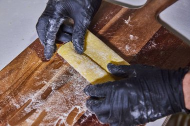 Fort Wayne, Indiana 'da profesyonel bir mutfakta ev yapımı makarna yapan uzman eller aşçılık sanatını kutluyorlar..