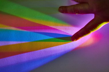 Renk Teorisi Keşfediliyor - Soyut Ayarlarda Canlı Gökkuşağı Spektrumu ile İnsan Kolu Etkileşimi