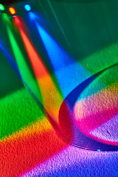 웨인에서 유리를 활기찬 스펙트럼 이론과 무지개 효과를 보여주는 추상적인 매크로 스톡 이미지