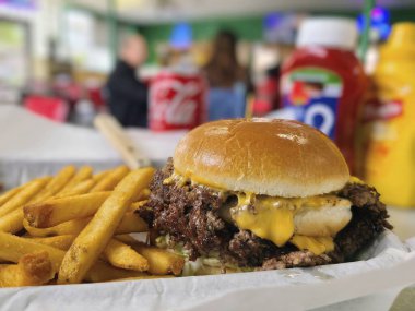 İkonik bir Amerikan yemeğine katılın: sulu bir çift ezmeli, kızarmış patatesli, canlı bir Indianapolis lokantasında..