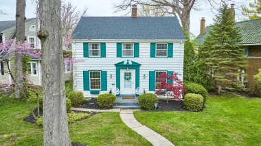 Fort Wayne, Indiana 'daki klasik Amerikan banliyö evi. Bahar gayrimenkul listeleri için mükemmel..