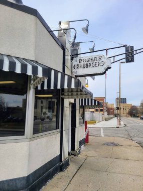 Fort Wayne 'in sessiz bir köşesindeki Powers Hamburgerleri lokantası nostaljik çekiciliğiyle davet ediyor..