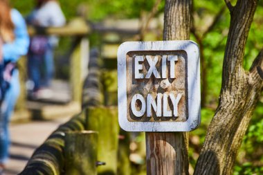 EXIT sadece Fort Waynes parkındaki bir direğe imza atar, ziyaretçilere kalabalık ve manzaralı bir yolda rehberlik eder..