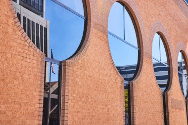 Yuvarlak pencereler Fort Wayne şehir merkezindeki modern tasarımı yansıtıyor, mimari çeşitlilik sergileniyor.