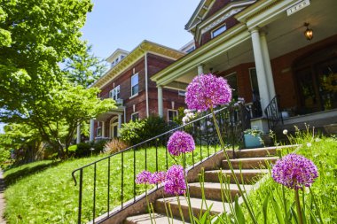 Geleneksel tuğla ev, tarihi bir Fort Wayne mahallesinin yolunu çiziyor..