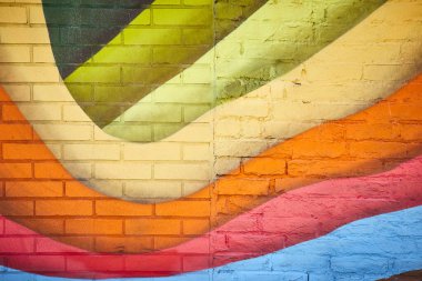 Fort Wayne şehir merkezindeki tuğla duvarda renkli geometrik duvar resmi. Canlı şehir sokak sanatı sergileniyor..