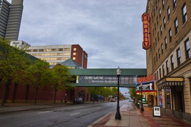 Sabahın erken saatlerinde Fort Wayne caddesinde, Büyükelçilik Tiyatrosu ve Grand Wayne Kongre Merkezi.