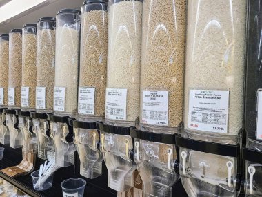 Fort Wayne, Indiana 'da sürdürülebilir bir markette toplu konteynerlerde bulunan çeşitli organik pirinçler..