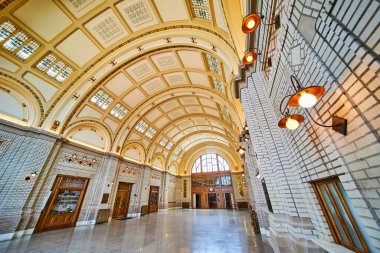Zarif Baker Street İstasyonu. Kemerli tavanlar, dekoratif ışıklar ve karmaşık fayanslar, Fort Wayne..