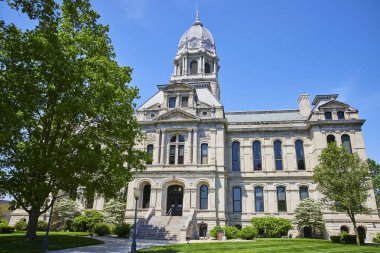 Majestic Kosciusko İlçe Mahkemesi, Indiana, berrak mavi gökyüzünün altında, yemyeşil tarafından kuşatılmış.