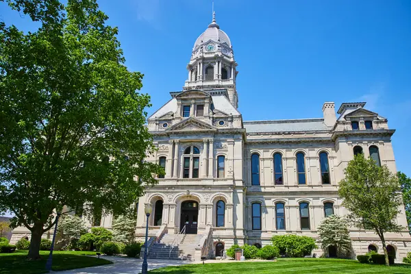 Majestic Kosciusko İlçe Mahkemesi, Indiana, berrak mavi gökyüzünün altında, yemyeşil tarafından kuşatılmış.
