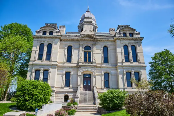 stock image Elegant Kosciusko County Courthouse in Warsaw, Indiana, showcasing classical architecture under a clear blue sky.