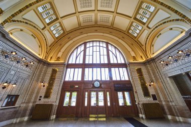 Zarif Baker Street İstasyonu içi süslü ahşap kapılar ve altın tavan detayları, Fort Wayne.