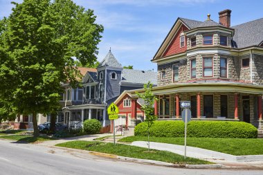Büyüleyici tarihi evler Fort Wayne 'de sakin bir cadde, açık gökyüzü altında çeşitli mimari zarafeti sergiliyor..