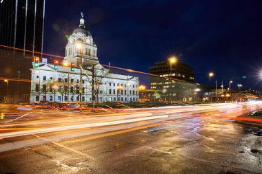 Allen Adliyesi, Fort Wayne 'de Alacakaranlık, tarihi mimariyle canlı şehir yaşamını harmanlıyor..