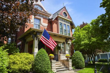 Amerikan bayrağı, güneşli banliyö Fort Wayne seti olan büyüleyici Viktorya dönemi tuğla evi..