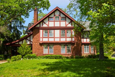 Fort Wayne, Indiana 'da, Güney Wayne Tarihi Bölgesi' nde geleneksel Tudor tarzı bir ev sonsuz cazibe yayar..