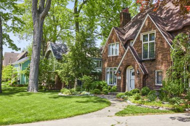 Fort Wayne, Indiana 'daki Idyllic banliyö evleri, yemyeşil ve canlı mimari.