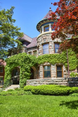 Zengin bahçedeki tarihi Fort Wayne malikanesi, 20. yüzyıl başlarındaki lüks ve cazibenin simgesi..
