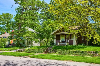 Fort Wayne 'de güneşli bir banliyö cazibesi var. Yeşilliğin ortasında iki farklı, tarihi ev var..