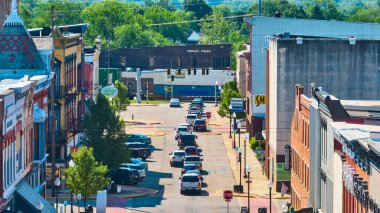 Huntington, Indiana 'da şehir merkezinde tarihi tuğla binalar, Little Sweets ve Sigorta Hizmetleri gibi yerel dükkanlar ve CSX' i geçen Herald Press binası sergileniyor.