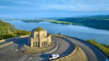 Oregon, Columbia Vadisi 'ndeki Crown Point' teki Vista House 'un hava görüntüsü. Altın kubbesi olan tarihi taş bina dolambaçlı bir nehre ve bereketli manzaralara bakıyor, sabahın erken saatlerinde huzur içinde yıkanmış.