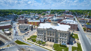 Huntington, Indiana 'nın havadan görünüşü klasik mimariyle büyük mahkeme binasını gösteriyor. Barışçıl kasaba tarihi cazibe ve modern gelişimin bir karışımını sergiliyor.