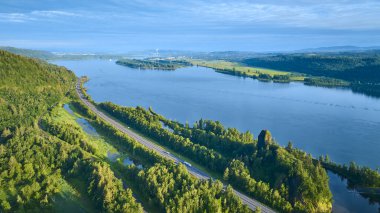 Oregon 'daki sakin Columbia Geçidi' nin havadan görünüşü Crown Point 'teki görkemli Vista Evi yansıtıcı bir nehir, yemyeşil ormanlar ve dolambaçlı yollar, doğal güzellikler ve insan güzelliği.