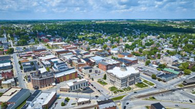 Huntington Indiana 'nın hava görüntüsü tarihi adliye binasını, şehir merkezini ve büyüleyici yerleşim yerlerini gösteriyor. İyi planlanmış kentsel yerleşim ve bereketli yeşillik kasabanın mirasını ön plana çıkarıyor