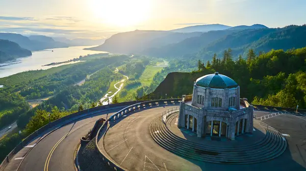 Altın saat boyunca Oregon, Crown Point 'teki Vista House' un havadan görünüşü sakin Columbia Nehri Boğazı 'na bakıyor. Seyahat ve turizm temaları için mükemmel, tarihi yerleri gösteren ve