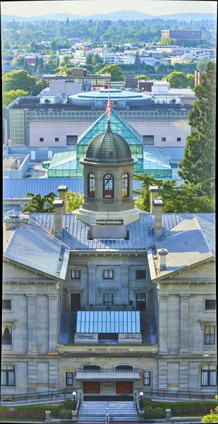 stock image Aerial view of the historic Pioneer Courthouse in downtown Portland, Oregon. Highlighting its grand architecture and iconic cupola, this panoramic shot captures the citys blend of history, modernity