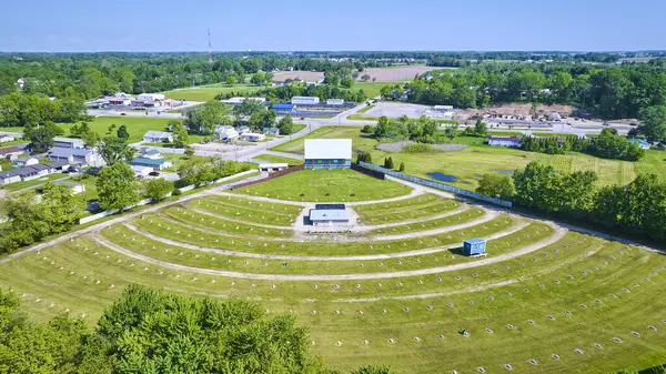 stock image Aerial view of Huntington Twin Drive-In in Indiana showcasing a nostalgic outdoor cinema experience. Rows of parking spaces encircle a large movie screen, with a blue-roofed concession stand adjacent