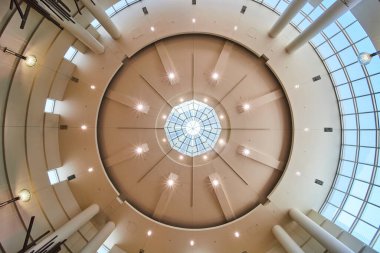 Minneapolis Havalimanı 'nın çarpıcı iç kısımları, geniş kıvrımlar ve geometrik tavan penceresiyle mekanı doğal ışıkla dolduruyor. Modern mimari ve işlevsel tasarımın kusursuz bir karışımı, mükemmel.