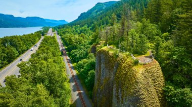 Columbia Vadisi, Oregon 'un havadan görünüşü hareketli otoyolu, sakin tren yolunu ve Gelinlik Şelaleleri' nin bereketli manzarasına karşı maceralı yürüyüş yolunu gösteriyor. Doğanın uyumunu tecrübe et.