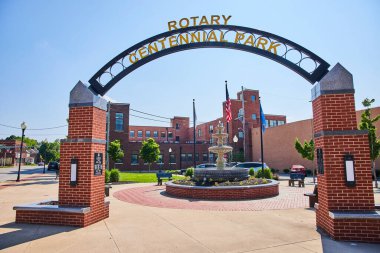 Huntington, Indiana şehir merkezindeki Rotary Centennial Park 'a hoş geldiniz. Göz kamaştırıcı bir çeşme, canlı bir çiçek yatağı ve vatansever bayraklarla dolu büyüleyici bir kamusal alan. Topluluk toplantıları için mükemmel.
