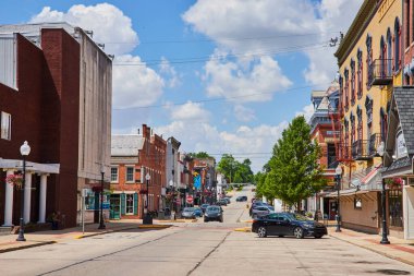 Huntington, Indiana 'da küçük bir Amerikan kasabası manzarası. Tarihi binalar, renkli yüzler ve gür yeşilliklerle dolu canlı bir gün. Toplum hayatının ve yerel hayatın özünü yakalar