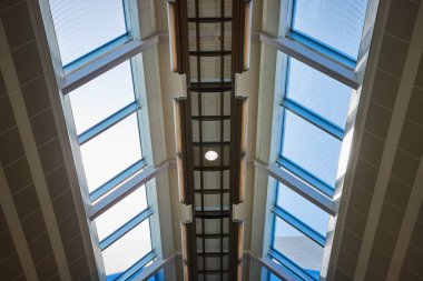 Minneapolis Havalimanı 'ndaki modern mimari harikalar: Bej kirişler ve şeffaf cam paneller doğal ışıkla yumuşatılmış ritmik, simetrik bir tavan tasarımı yaratırlar. Şirket ve tasarım için mükemmel.