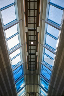 Minneapolis havaalanı içinde modern mimari tasarım, ABD. Simetrik yarı saydam tavan panelleri ve buzlu cam pencereler aydınlık ve gölgelerin dinamik etkileşimini yaratarak berraklığı ve