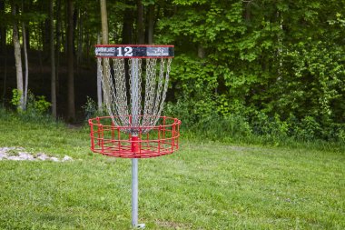 12 numaralı disk golf sepeti Huntington, Indiana 'daki canlı Memorial Park' ta. Bereketli yeşilliklerle çevrili bu sakin ortam açık hava sporları ve toplum aktiviteleri için mükemmeldir..
