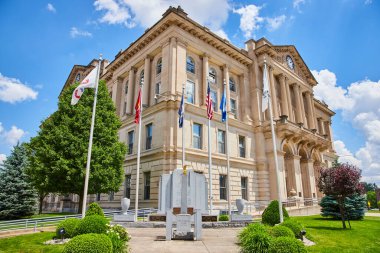 Huntington, Indiana şehir merkezindeki büyük mahkeme binasında yüksek kolonları ve merkezi saat kulesi olan klasik mimari sergileniyor. Bir savaş anıtı ve ulusal bayraklar sivil gururu açıkça vurguluyor