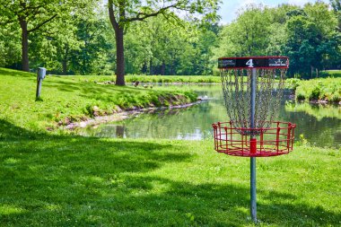 Huntington, Indiana 'daki Memorial Park' ın huzurlu güzelliğini keşfedin. Yeşillik ve dinamik bir göl tarafından çerçevelenmiş, Dinamik Diskler 4 numaralı canlı sepetle disk golfünün tadını çıkarın. Mükemmel bir gün.