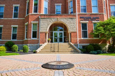 Huntington Üniversitesi, Indiana 'daki Becker Malikanesi' nde, görkemli bir girişi olan, yemyeşil ve mezun plazasının yer aldığı kırmızı tuğlalı bir bina gelenek ve eğitim kalitesini yansıtıyor.