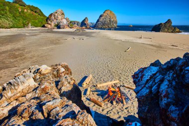 Oregon 'daki Harris Beach State Park' ta sakin bir plaj inzivası. Sert kayaların ve kayaların arasında arkadaşlarınla sıcak bir kamp ateşinin tadını çıkar. Güzel batıda macera ve rahatlama için mükemmel bir ortam.