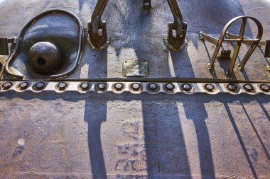 Antika buhar trenlerinin mekanik parçalarının yakın çekimi, yıpranmış metal dokuların sergilenmesi ve Huntington, İndian Batık Bahçeleri 'nde doğal ışık altında karmaşık mühendislik detayları. Tam oldu.