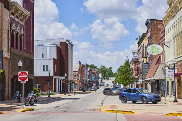 stock image Quaint and lively Huntington, Indiana main street on a sunny day. Historic architecture, bustling local businesses like Little Sweet Spot cafe, and a vibrant community atmosphere make this scene